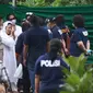 Penyidik Polda Metro Jaya membongkar makam Allya Siska Nadya (29) terkait dugaan malapraktik yang dilakukan dokter terapi Klinik "Chiropractic First" Pondok Indah Mall (PIM) Jakarta Selatan, Jakarta, Rabu (13/1/2016). (Liputan6.com/Yoppy Renato)