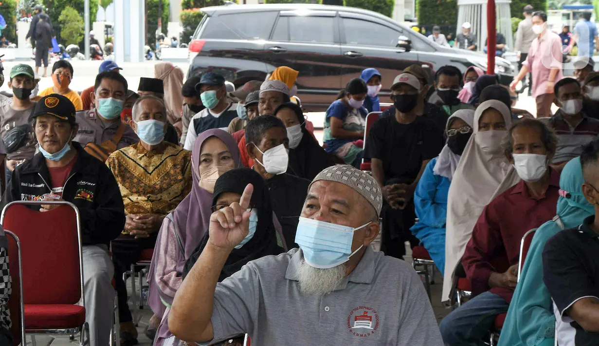 Warga lanjut usia (lansia) menunggu untuk menerima suntikan vaksin Sinovac dari petugas medis di Alun-Alun Bekasi, Jawa Barat, Rabu (23/2/2022). Sebanyak 600 dosis vaksin Sinovac disiapkan pemerintah setempat untuk warga lansia guna mencegah penyebaran COVID-19. (Liputan6.com/Herman Zakharia)
