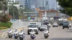 Iring-iringan rombongan Raja Arab Salman bin Abdulaziz al-Saud melintas di Jalan MH Thamrin, Jakarta, Kamis (2/3). Pada hari kedua kunjungannya ke Indonesia, Raja Salman bin Abdulaziz al-Saud menjalani sejumlah agenda. (Liputan6.com/Immanuel Antonius)