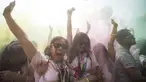 Para peserta bergembira saat mengikuti ajang CIMB Niaga Color Run di Senayan, Jakarta Selatan, Minggu (16/9/2018). Sebanyak 13.000 peserta ambil bagian pada ajang lari sejauh lima kilometer. (Bola.com/Vitalis Trisna)