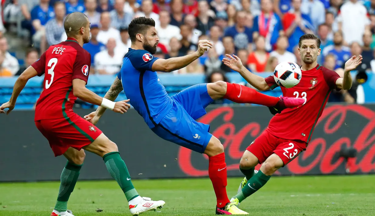 Olivier Giroud (tengah) saat beraksi di Final Piala Eropa 2016 di Stade de France, Senin (11/7). Portugal keluar sebagai juara usai mengalahkan Prancis dengan skor 1-0. (REUTERS)