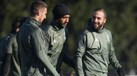 Pemain Juventus, Medhi Amine Benatia, berbincang dengan Gonzalo Higuain, Saat mengikuti sesi latihan jelang laga Liga Champions di Training Center Juventus, Minggu (3/12/2017). Juventus akan berhadapan melawan Olympiakos. (AFP/Marco Bertorello)
