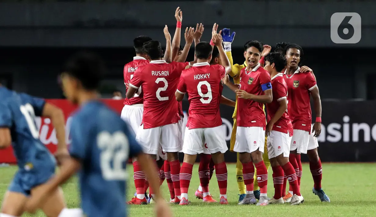 Pemain Timnas Indonesia U-19 bersiap menghadapi Brunei Darussalam U-19 pada laga lanjutan grup A Piala AFF U-19 2022 di Stadion Patriot Candrabhaga, Bekasi, Jawa Barat, Senin (4/7/2022). Timnas Indonesia U-19 langsung bermain menyerang dan unggul 7-0. (Liputan6.com/Helmi Fithriansyah)
