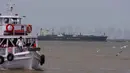 Sebelumnya, kapal tersebut berhasil melintas di tengah gangguan yang berkelanjutan di Selat Hormuz. Tampak dalam foto, sebuah feri wisata berlayar melewati kapal pengangkut Liquefied Petroleum Gas (LPG) berbendera India, Jag Vasant, yang mengangkut gas minyak cair, di Pelabuhan Mumbai, India, setelah tiba melewati Selat Hormuz, Rabu, 1 April 2026. (AP Photo/Rafiq Maqbool)