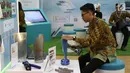 Pengunjung mencoba produk terbaru di pameran Indonesia Business and Development Expo (IBD Expo) di Jakarta, Rabu (20/9). Indonesia Banking Expo (IBEX) berlangsung pada 19-20 September 2017. (Liputan6.com/Angga Yuniar)