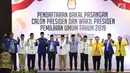 Bakal Capres/Cawapres Pemilu 2019, Prabowo Subianto (tengah) bersama Sandiaga Uno bersama pimpinan parpol pendukung usai penyerahan berkas syarat pencalonan di Gedung KPU, Jakarta, Jumat (10/8). (Liputan6.com/Helmi Fithriansyah)