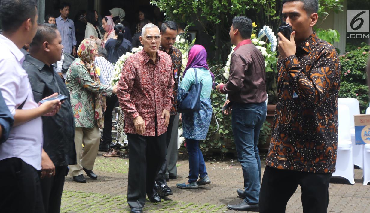 Wakil presiden Indonesia keenam, Try Sutrisno melayat ke kediaman Probosutedjo di Jakarta, Senin (26/3). Probosutedjo  merupakan pendiri Himpunan Pengusaha Pribumi Indonesia (Hippi). (Liputan6.com/Arya Manggala)