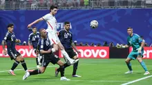 Gelandang Timnas Argentina bernomor punggung 20, Alexis Mac Allister, gelandang Timnas Inggris bernomor punggung 4, Declan Rice, dan bek Argentina bernomor punggung 13, Cristian Romero, berebut bola di samping bek Argentina bernomor punggung 6, Lisandro Martinez, dan kiper Argentina bernomor punggung 23, Emiliano Martinez, selama pertandingan semifinal Piala Dunia 2026 antara Inggris dan Argentina di Stadion Atlanta, Atlanta, pada 16 Juli 2026. (Thomas COEX/AFP)