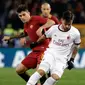 Pemain AC Milan, Suso  berebut bola dengan pemain AS Roma, Diego Perotti pada laga pekan ke-26 Serie A di Stadion Olimpico, Senin (26/2). AC Milan yang bertindak sebagai tamu menang 2-0 atas tuan rumah AS Roma. (AP/Alessandra Tarantino)