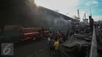 Saat ini, terdapat 42 unit damkar yang sudah diterjunkan ke lokasi kebakaran yang melanda pusat perbelanjaan Pasar Senen, Jakarta Pusat, Kamis (19/1). (Liputan6.com/Faizal Fanani) 