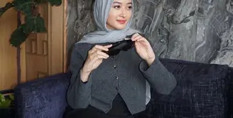 Pashmina tanpa peniti atau pentul jadi salah satu gaya andalan Puteri Modiyanti di keseharian. [@putmod].