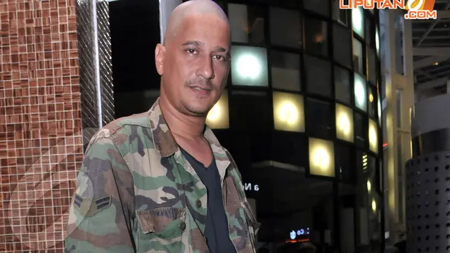 [FOTO] Tampil Plontos, Bucek Depp Makin Macho