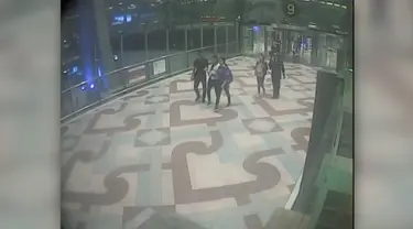 Aksi penculikan di Bandara Suvarnabhumi di Bangkok, Thailand, terekam kamera pengawas. Korban akhirnya kembali ke keluarga setelah 13 hari diculik.