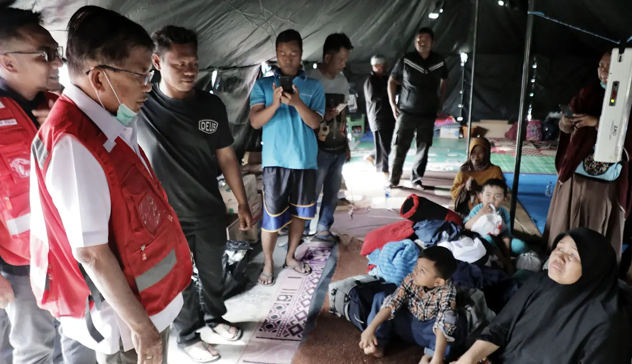 Ketua Umum Palang Merah Indonesia (PMI) Jusuf Kalla (kedua kiri) berbincang dengan korban gempa di Kabupaten Cianjur, Jawa Barat, Rabu (23/11/2022). Dengan upaya PMI, Jusuf Kalla berharap kebutuhan masyarakat dapat dipenuhi dengan baik. (Ade Danhur/Staff JK)