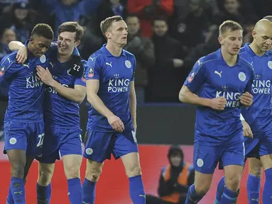 Para pemain Leicester City menrayakan gol Demarai Gray (kiri) saat melawan Derby County pada putaran keempat Piala FA di King Power Stadium, Leicester (8/2/2017). Leicester menang 3-1.  (AP/Rui Vieira)