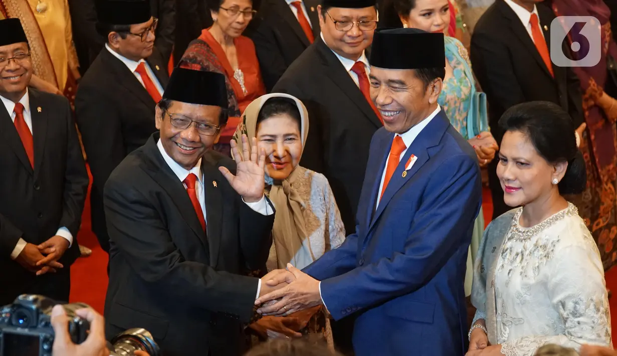 Presiden Joko Widodo (Jokowi) didampingi Ibu Negara Iriana memberikan ucapan selamat kepada Menteri Koordinator Politik, Hukum, dan Keamanan Mahfud Md seusai pelantikan Kabinet Indonesia Maju di Istana Negara, Jakarta, Rabu (23/10/2019). (Liputan6.com/Angga Yuniar)