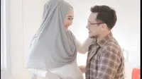 Sesi pemotretan kehamilan itu dilakoni Dian Pelangi dan suami dalam masa karantina mandiri di rumah. (dok. Instagram @hijupmagazine/https://www.instagram.com/p/B-giB8iJStj/Dinny Mutiah)