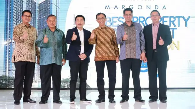 Galih Saksono, Direktur Realti PPRO (baris ke tiga dari kiri) dan Septavianto, Project Director PPRO (baris terakhir dari kiri) berpose bersama usai peluncuran Tower Extension Evenciio Margonda, di Depok.