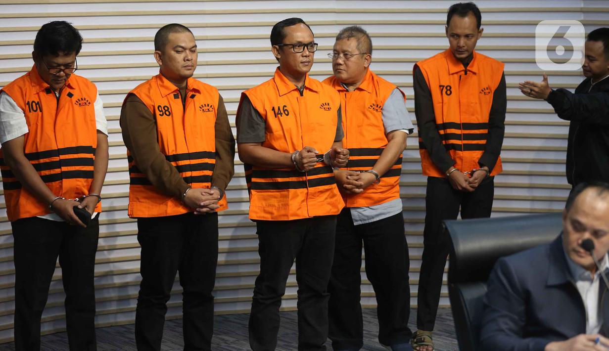 Sebagai informasi, Ardito baru dilantik sebagai Bupati Lampung Tengah pada Februari 2025. Tampak dalam foto, Bupati Lampung Tengah, Ardito Wijaya (tengah belakang) saat dihadirkan pada rilis penetapan status tersangka sekaligus penahanan di Gedung Merah Putih Komisi Pemberantasan Korupsi (KPK), Jakarta, Kamis (11/12/2025). (Liputan6.com/Helmi Fithriansyah)