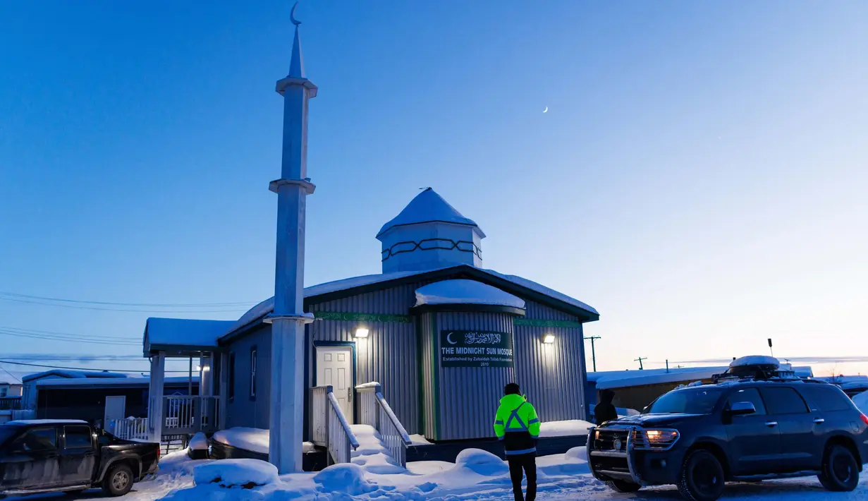 Bulan sabit terlihat di atas Masjid Midnight Sun, Inuvik, Kanada, saat waktu berbuka puasa Ramadan pada 2 Maret 2025. (Cole BURSTON/AFP)