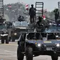 Prajurit TNI menaiki sejumlah kendaraan tempur saat parade alutsista pada perayaan HUT ke-74 TNI di Lanud Halim Perdanakusuma, Jakarta Timur, Sabtu (5/10/2019). TNI memamerkan berbagai jenis alutsista pada perayaan HUT ke-74. (Liputan6.com/JohanTallo)