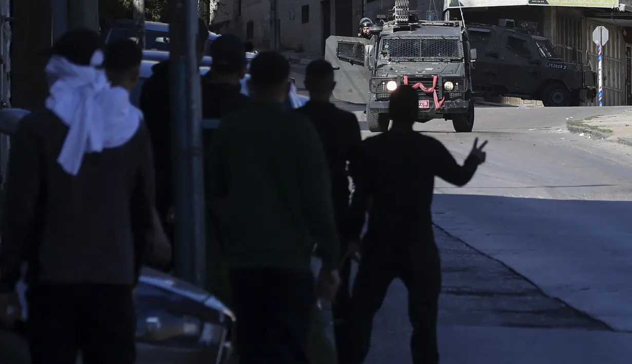 Kedua pria tersebut, yang diidentifikasi oleh kantor berita WAFA Palestina sebagai Mohammad Abu Baker al-Junaidi dan Mohammad Saeed Nasser. (AFP/Jaafar ashtiyeh)