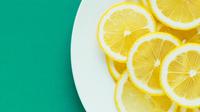 Manfaat lemon ternyata tak sebatas mencerahkan wajah saja. (Foto: unsplash.com)