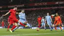 Proses terjadinya gol yang dicetak oleh gelandang Liverpool, Adam Lallana, ke gawang Stoke. The Reds akhirnya bisa menyamakan kedudukan pada menit ke-34, setelah tendangan kaki kanan dari Lallana menggetarkan gawang Stoke. (Reuters/Darren Staples) 