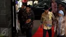 Presiden Jokowi (kiri) bersama Ketum Partai Hanura Wiranto (tengah) dan Sekjen DPR Winantuningtyastiti Swasanani berjalan setibanya di rumah dinas Ketua DPR untuk menghadiri acara buka puasa bersama, Jakarta, Selasa (23/6). (Liputan6.com/Faizal Fanani)