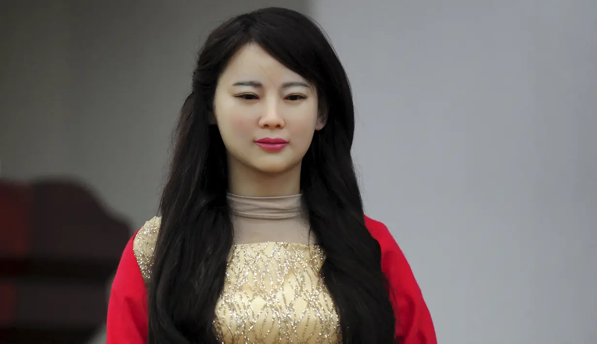 Robot humanoid bernama Jiajia yang dibuat oleh Universitas Sains dan Teknologi Cina saat acara peluncurannya di Hefei, Provinsi Anhui, Cina, Jumat (15/4). Robot wanita cantik ini menjadi pusat perhatian pengunjung. (REUTERS/Stringer)