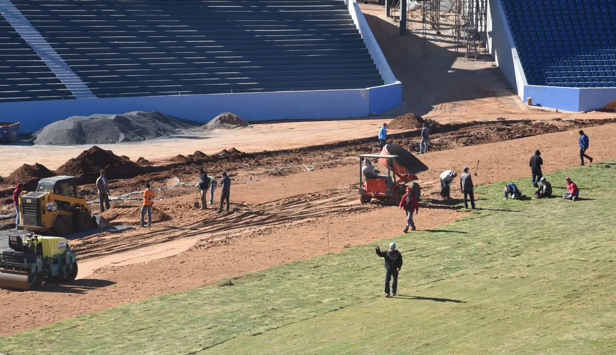 Suporter klub sepakbola Cerro Porteno saat menyelesaikan pembangunan stadion baru di Asuncion, Paraguay (22/6). Cintanya dengan tim ini, puluhan suporter ini membantu menyelesaikan pembangunan stadion tersebut. (AFP Photo/Norberto Duarte)