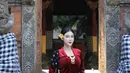 Saat liburan ke Yogyakarta, Eby pun memilih mengenakan kebaya velvet merah dihiasi bros keemasan. Ia memadukannya dengan selendang jumputan dan bawahan kain batiknya. [@kinen_bhy]