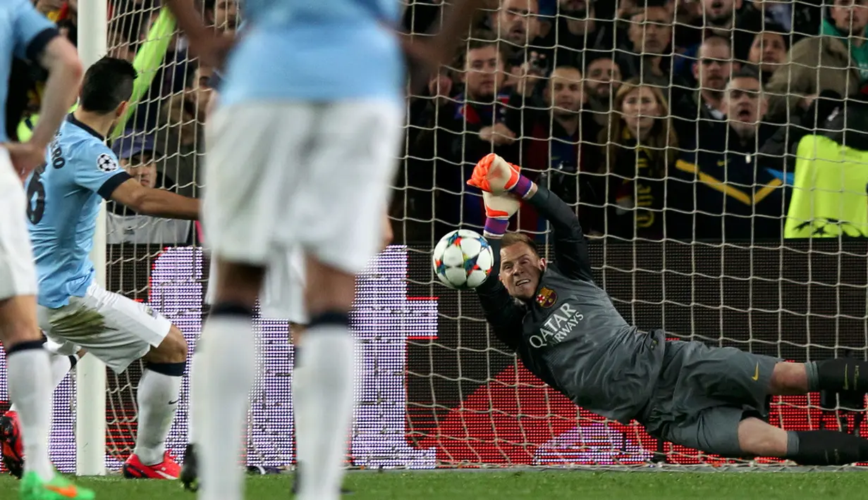Kiper Barcelona, Marc-André ter Stegen manghalau tendangan penalti Sergio Aguero di leg kedua 16 besar Liga Champions di Stadion Camp Nou, Spanyol, Kamis (18/3/15). Barcelona menang 1-0 atas Manchester City. (Reuters/Gustau Nacarino)