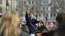 Puluhan musisi ambil bagian dalam pertunjukan flashmob "The Great Gate of Kyiv from pictures at an Exhibition" yang dipimpin seorang komposer Rusia-Inggris terkenal untuk menunjukkan dukungan terhadap Ukraina setelah invasi Rusia, di Trafalgar Square, London, Minggu (6/3/2022). (JUSTIN TALLIS/AFP)