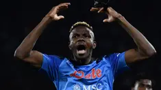 Luar biasa penampilan Napoli pada musim 2022/2023 ini. Hingga pekan ke-27 usai (20/3/2023) Il Pertenopei masih memuncaki klasemen sementara Liga Italia 2022/2023 dengan keunggulan 19 poin dari Lazio di posisi kedua. Pasukan Luciano Spalletti kini mengemas 71 poin meninggalkan para pesaingnya. Tak bisa dipungkiri, keperkasaan Napoli musim ini tak lepas dari ketajaman dua pemainnya yang masuk dalam 5 besar top skor sementara Liga Italia 2022/2023. Siapakah kedua pemain tersebut? Dan siapa saja para pesaing dalam perebutan gelar top skor hingga akhir musim nanti? Simak daftar lengkapnya berikut ini. (AFP/Filippo Monteforte)