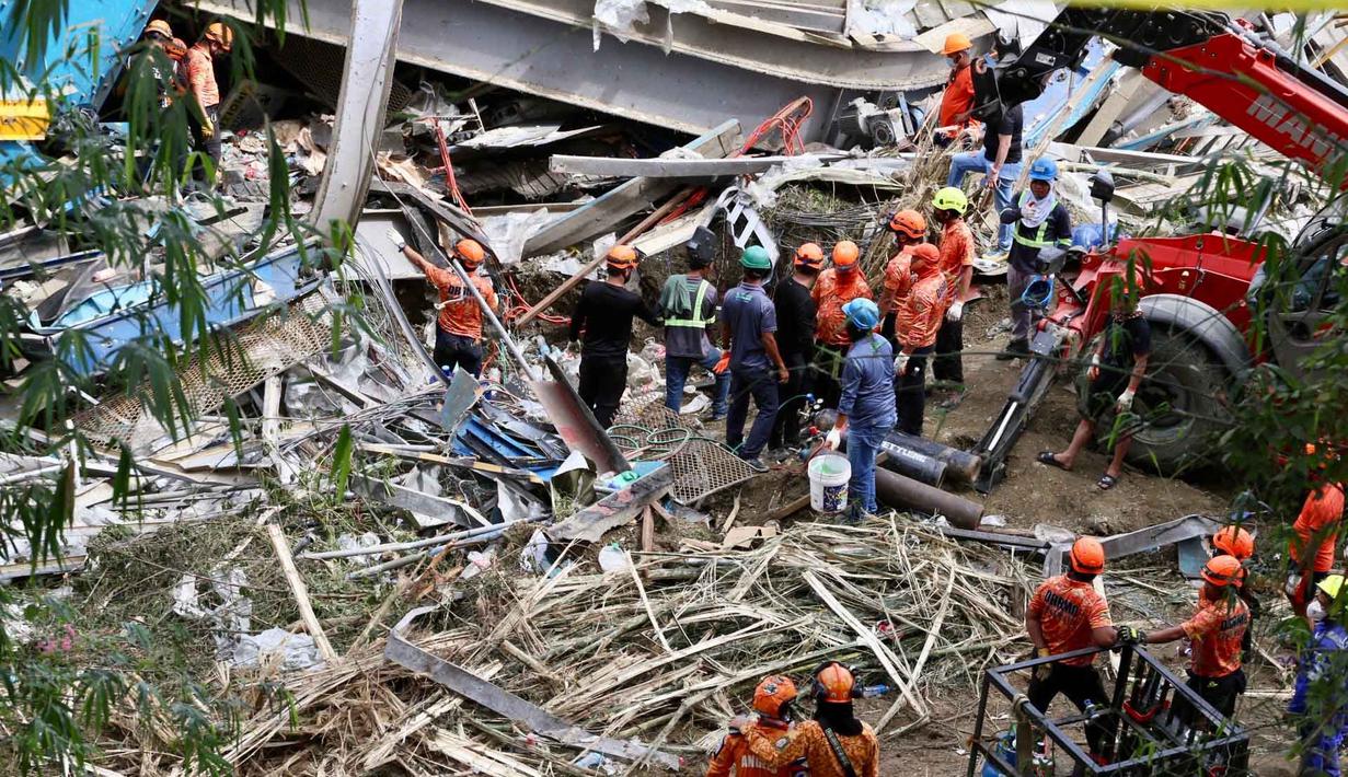 12 petugas kebersihan yang mengalami luka dari reruntuhan berhasil diselamatkan dan langsung dilarikan ke rumah sakit untuk mendapatkan perawatan. Tampak dalam foto, tim penyelamat melanjutkan operasi di lokasi runtuhnya fasilitas pemilahan sampah di Binaliw, kota Cebu, Filipina tengah pada hari Sabtu, 10 Januari 2026. (AP Photo/Jacqueline Hernandez)
