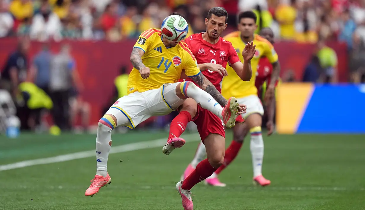 Pemain Kolombia Gustavo Puerta berebut bola dengan pemain Swiss Remo Freuler dari selama pertandingan sepak bola babak 16 besar Piala Dunia antara Swiss dan Kolombia di Vancouver, British Columbia, Selasa, 7 Juli 2026. (AP/ The Canadian Press/ Darryl Dyck)