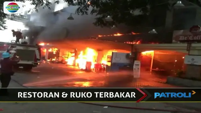 Kebakaran menghanguskan sebuah restoran dan enam ruko di Kompleks Cemara Asri Deli Serdang Sumatra Utara, Jumat, 25 Agustus 2017 sore.