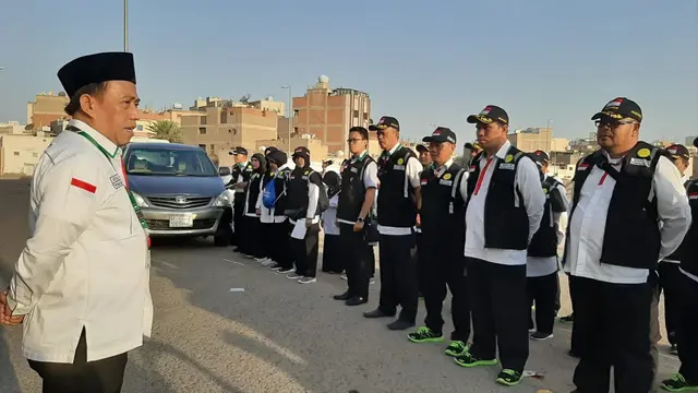 Kepala Daerah Kerja (Kadaker) Arsyad Hidayat memberikan pesan saat apel petugas di Madinah. Foto: Darmawan/MCH