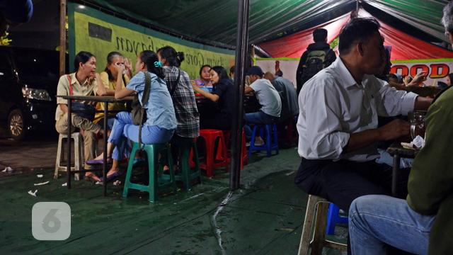 Kuliner Malam Jumat Nikmatnya Menyantap Ayam  Goreng  