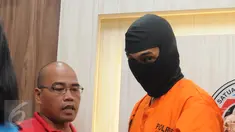 Aktor dan model Restu Sinaga mengenakan penutup kepala saat jumpa pers di Mapolres Metro Jakarta Selatan, Jumat (3/6). Restu Sinaga ditangkap di kawasan Cilandak, Jakarta Selatan lantaran penyalahgunaan narkotika. (Liputan6.com/Herman Zakharia)