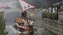 <p>Peserta perahu naga dari desa Panting mendayung di sepanjang kanal di kawasan bersejarah Teluk Lychee di Guangzhou di Provinsi Guangdong, Tiongkok selatan, Jumat, 3 Juni 2022. Perlombaan perahu naga kembali digelar di beberapa bagian China untuk pertama kalinya sejak merebaknya pandemi pada akhir 2019, saat pembatasan dicabut bersama dengan penurunan besar kasus COVID-19. (AP Photo/Caroline Chen)</p>