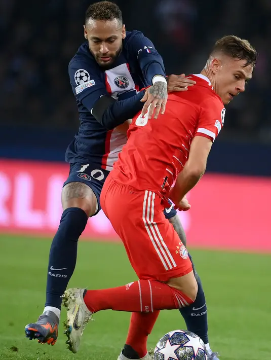 <p>Penyerang PSG, Neymar berusaha melewati bek Bayern Muenchen, Joshua Kimmich selama pertandingan leg pertama babak 16 besar Liga Champions di stadion Parc des Princes di Paris, Rabu (15/2/2023). Bayern menang tipis atas PSG dengan skor 1-0. (AFP/Franck Fife)</p>