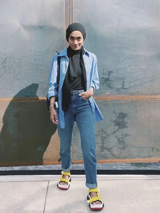 Jaket jeans dengan model kemeja seperti Ayudia ini juga bisa menjadi opsi penampilanmu. Cukup kenakan turtleneck hitam yang serasi dengan kerudungnya. Lalu untuk bawahan, kenaka baggy jeans dan sandal gunung.(@ayudiac)