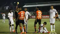 Wasit Hadiyana yang memimpin laga Perseru vs Semen Padang, Sabtu (11/6/2016) mendapat kritikan dari kubu tim urang awak. (Bola.com/Indonesiansc)