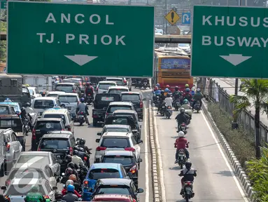 Sejumlah kendaraan melintasi Jalur Bus Transjakarta di Jakarta, Rabu (24/6/2015). Pemprov DKI Jakarta berencana meninggikan jalur bus Transjakarta dengan memasang movable concrete barrier (MCB) dan pintu otomatis. (Liputan6.com/Faizal Fanani)