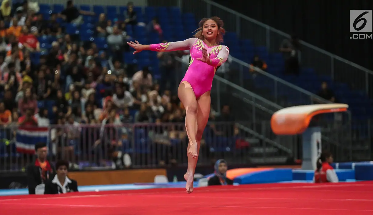 Pesenam putri Rifda Irfanaluthfi melakukan lompatan nomor senam lantai pada SEA GAMES 2017 di Kuala Lumpur, Malaysia, Rabu (23/8). Rifda meraih perunggu dari nomor senam lantai dan medali emas di nomor balok keseimbangan. (Liputan6.com/Faizal Fanani)