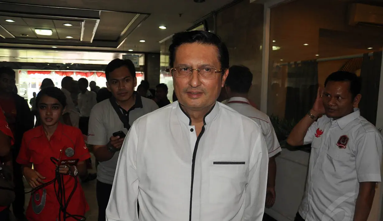 Wakil Ketua Umum Partai Golkar Fadel Muhammad hanya tersenyum kepada awak media di lobby RSPP, Jakarta, Rabu (27/8/14). (Liputan6.com/Miftahul Hayat)  
