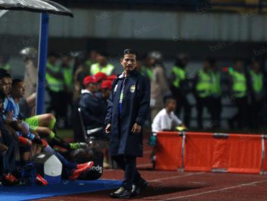 Djajang Nurjaman saat mendampingi Persib Bandung saat melawan PSM Makassar di Stadion Gelora Bandung Lautan Api, Bandung, Sabtu (2/7/2016). Persib menang 3-2. (Bola.com/Nicklas Hanoatubun)