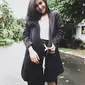 Outfit serba tumpuk warna monokrom. (Photo: Instagram Nagita Slavina, Caca Tengker)